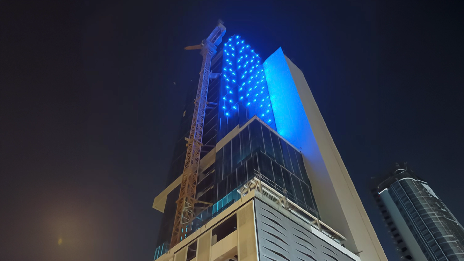 Une touche de lumière bleue d'Oliptek pour la tour Shams d'Abu Dhabi