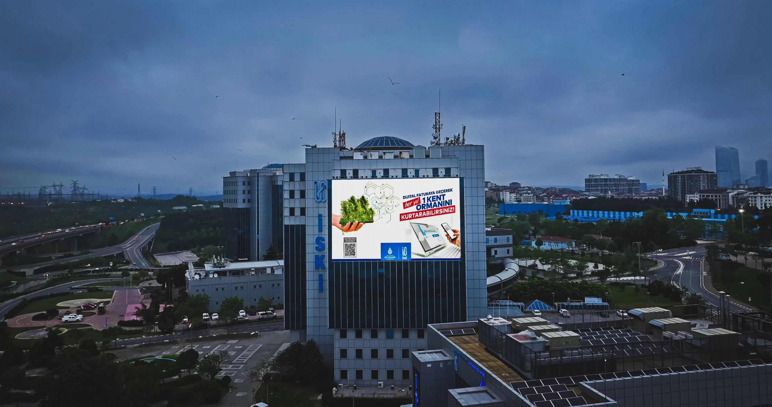 The İSKİ General Directorate Building Speaks to the City with the MeshPixel Giant Facade Screen!